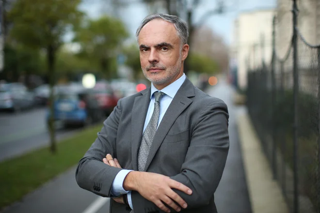 Olaf Steenfadt: Problem ni samo denar, ampak tudi čas. Ker so novinarji pod pritiskom, sploh ne gredo več iz pisarn in zgolj povzemajo novice prek spleta, brez osebnega stika in pogovorov. FOTO: Jure Eržen