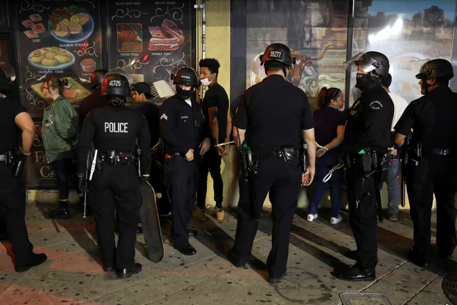 Policijska enota v Los Angelesu. Foto Patrick T. Fallon Reuters