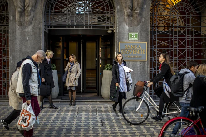 Še eden od ukrepov, ki se z majem izteka, je namreč prevzem nadomestil za vse bolniške odsotnosti zaposlenih od prvega dne dalje v breme zdravstvene zavarovalnice. FOTO: Voranc Vogel/Delo