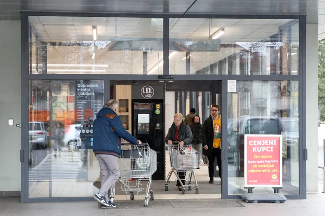 Podjetja imajo od začetka maja tudi možnost, da pri poslovnih bankah vzamejo likvidnostno posojilo, za katerega jamči država. FOTO: Marko Feist