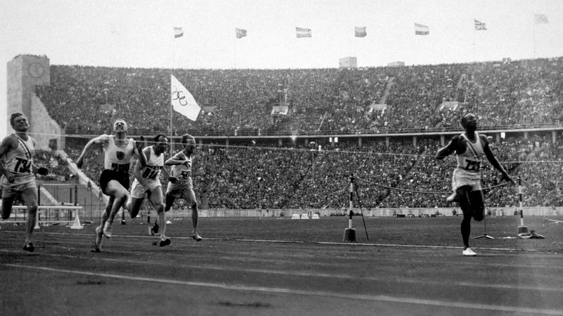 Fotografija: Jesse Owens (na fotografiji) je osvojil tako imenovani šprinterski trojček leta 1936 v Berlinu, Bobby Joe Morrow 20 let pozneje v Melbournu. Foto Arhiv Mok