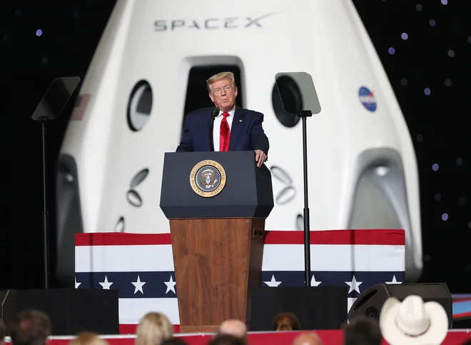 Izstrelitev si je ogledal tudi predsednik Donald Trump, ki je čestital Nasi in Spacexu za uspešen projekt. FOTO: Joe Raedle/AFP