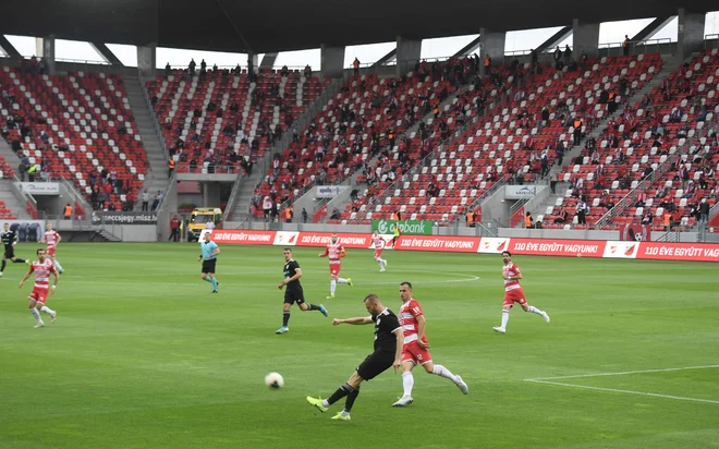 Gledalci na madžarskih štadionih so disciplinirano upoštevali omejitve. FOTO: AFP<br />
