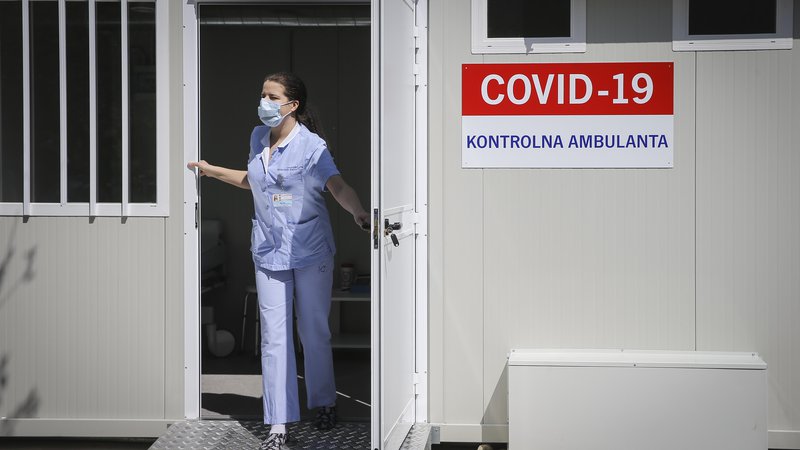 Fotografija: Kdaj bo virus znova siloviteje potrkal na vrata Slovenije, je težko napovedati, a je tveganje izjemno visoko. FOTO: Jože Suhadolnik/Delo