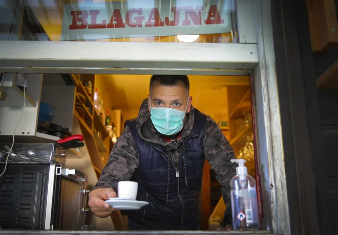 Maske so obvezne za okužene, sporoča direktor NIJZ Milan Krek.<br />
FOTO: Jože Suhadolnik/Delo