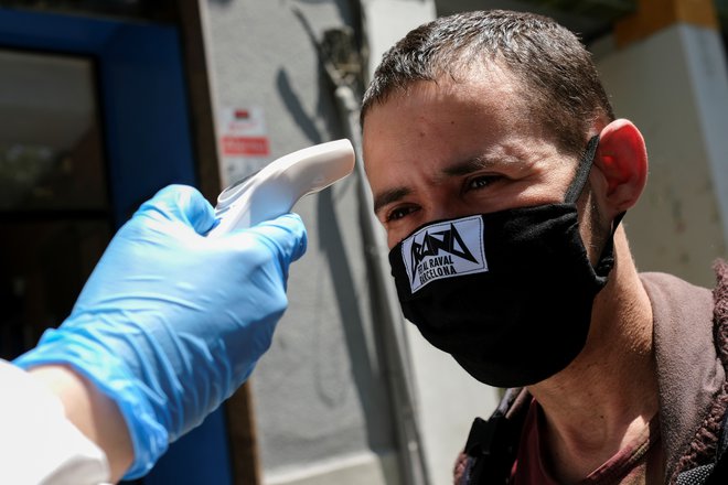 Covid-19 je v Španiji zahteval prek 27.000 smrtnih žrtev, več kot 239.000 ljudi pa se je okužilo z novim koronavirusom. FOTO: Reuters