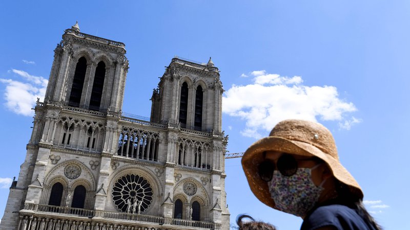 Fotografija: Sredi aprila je minilo eno leto, odkar so znamenito pariško katedralo Notre-Dame zajeli uničujoči plameni. FOTO: Alain Jocard/AFP