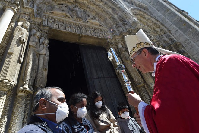 Francoski škof Philippe Christory blagoslavlja ponovno odprt trg. FOTO: AFP