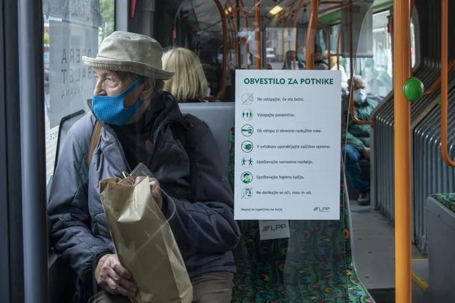 Nošenje mask je nujno v zaprtih javnih prostorih, kjer je fizična razdalja med navzočimi manjša od 1,5 metra. FOTO: Voranc Vogel/Delo