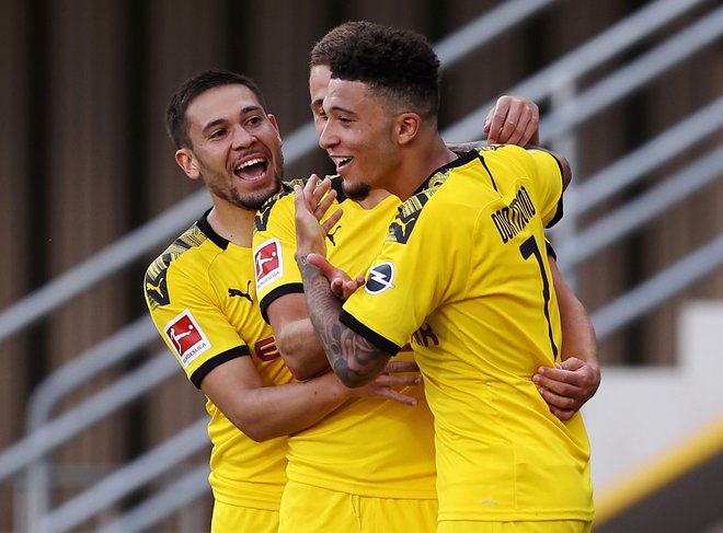 Nogometaši Borussie iz Dortmunda so se po porazu v derbiju z Bayernom hitro pobrali in so sinoči gladko ugnali Paderborn. FOTO: Reuters