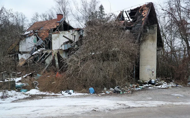 Že zdavnaj zapuščen in propadajoč nekdanji gostinski objekt na Petričku je ponoči dodatno uničil še požar. FOTO: Brane Piano<br />
&nbsp;
