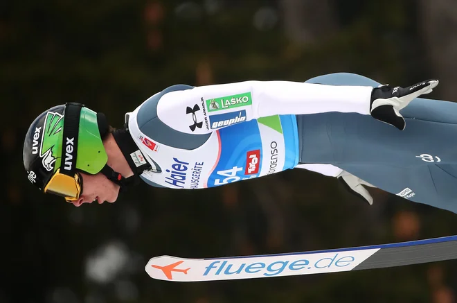 Timi Zajc (še) ni razrešil uganke, ki jo za smučarske skakalce prvi vikend na 52. nordijskem SP predstavlja (velika) naprava na Bergislu. FOTO: Reuters