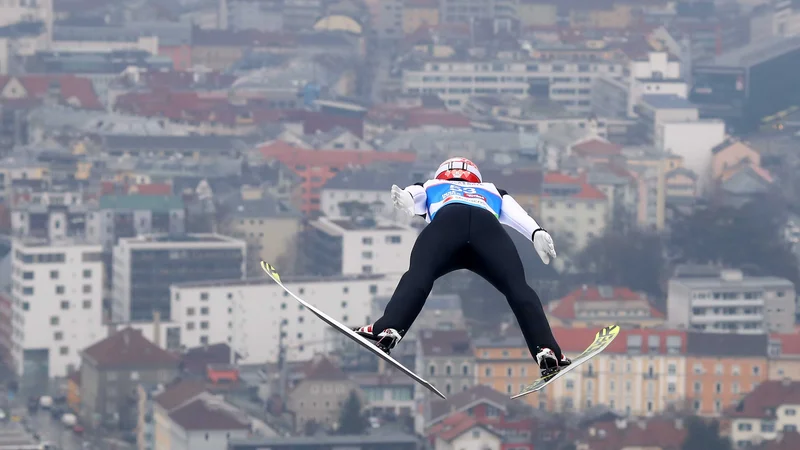Fotografija: Takšen razgled na Innsbruck si je včeraj priskakal kvalifikacijski zmagovalec Markus Eisenbichler. FOTO: Michael Dalder/Reuters