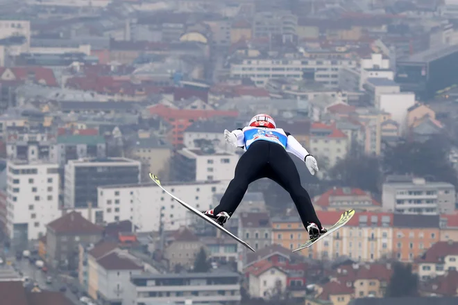 Takšen razgled na Innsbruck si je včeraj priskakal kvalifikacijski zmagovalec Markus Eisenbichler. FOTO:&nbsp;Michael Dalder/Reuters