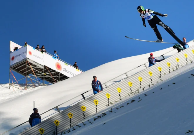 Urša Bogataj se je na uvodnih treningih predstavila v zelo lepi luči. FOTO: AFP