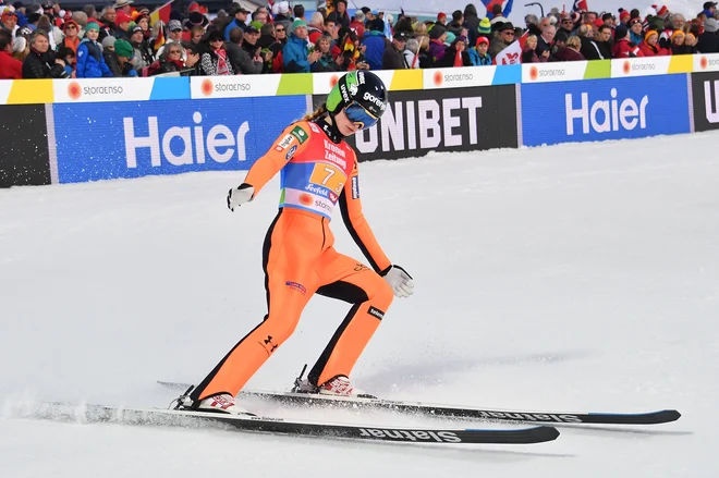 Nika Križnar ni bila zadovoljna s svojima včerajšnjima skokoma. FOTO: AFP