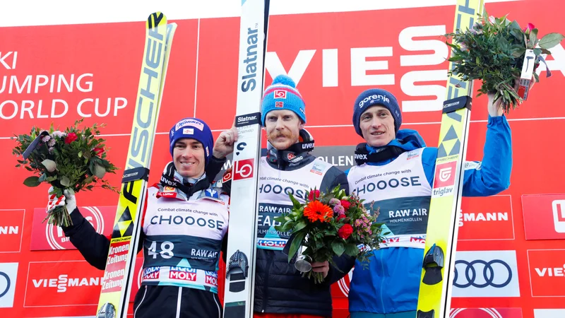 Fotografija: Po 406 dneh je Peter Prevc (desno) skočil na oder za zmagovalce, na katerem sta bila danes še Robert Johansson (v sredini) in Stefan Kraft (levo) FOTO: Reuters