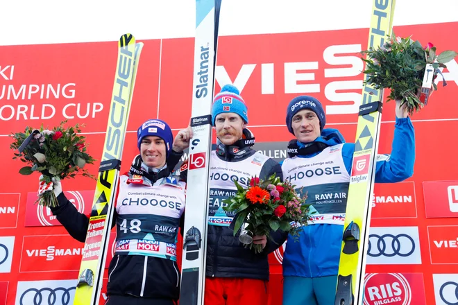 Po 406 dneh je Peter Prevc (desno) skočil na oder za zmagovalce, na katerem sta bila danes še Robert Johansson (v sredini) in Stefan Kraft (levo) FOTO: Reuters