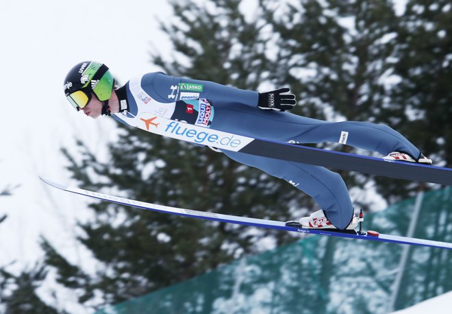 Anže Semenič je dvakrat preletel 210 metrov. FOTO: Terje Bendiksby/AFP