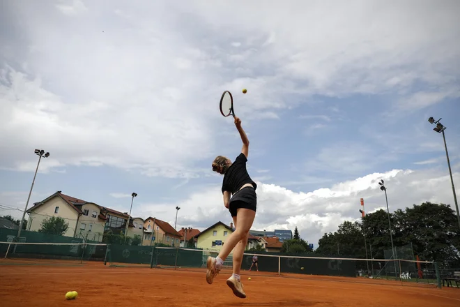 Prihodnji teden se bodo na igrišča lahko vrnili tudi ljubitelji tenisa. FOTO: Uroš Hočevar/Delo