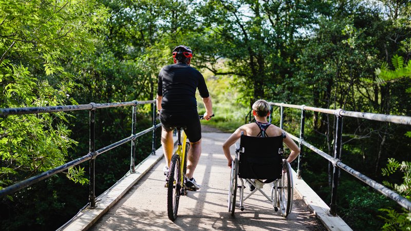 Fotografija: Z vsakodnevnim sprehodom ali vožnjo z vozičkom lahko invalidi lahko veliko naredijo zase. FOTO: Shutterstock