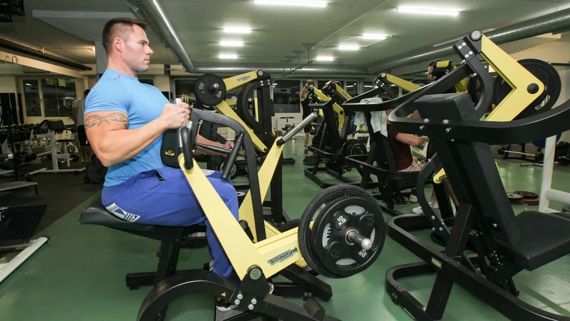 Fotografija: Tudi aktivni naj ob vrnitvi v fitnes centre postopoma dodajajo obremenitve na naparavah. FOTO: Marko Feist