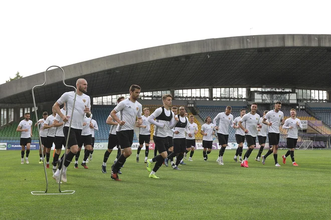 Pod vodstvom novega trenerja Sergeja Jakirovića so posebej ambiciozno vadili tudi Mariborčani. Takole so začeli delovno akcijo v Ljudskem vrtu. FOTO: NK Maribor