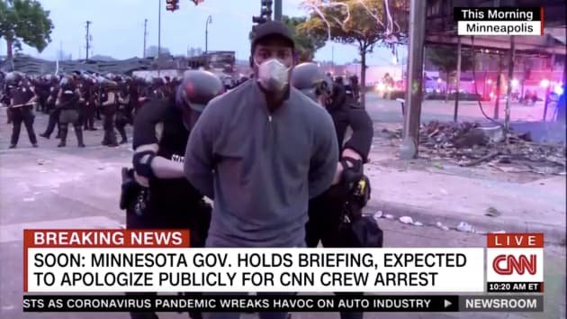 V zadnjih nemirih v ZDA je policija na ulicah Minneapolisa konec tedna aretirala tudi novinarja CNN, ki je poročal v živo. Izpustila ga je uro pozneje. Foto youtube