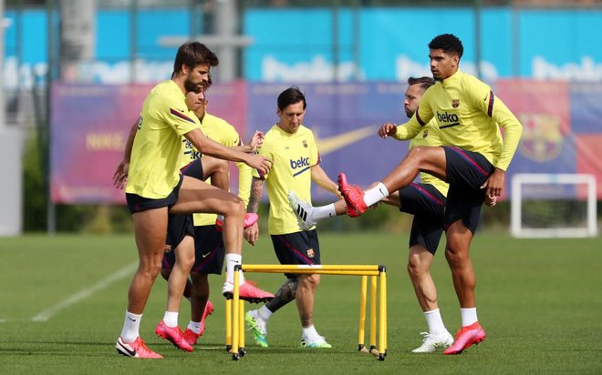 Takole se pripravljajo na zagon nogometa nogometaši vodilne Barcelone. FOTO: AFP