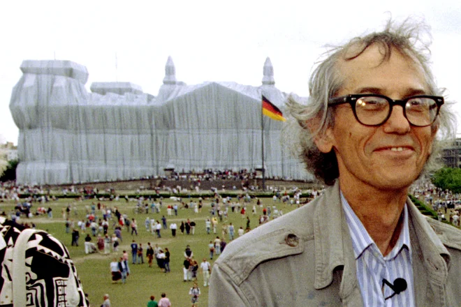 Pred preoblečenim berlinskim Reichstagom leta 1995. FOTO: Foto Lutz Schmidt/Reuters
