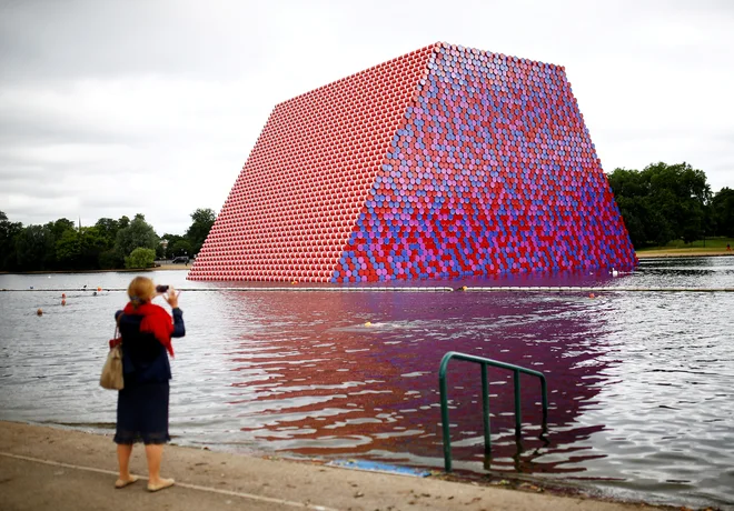 Predlanskim je v londonskem Hyde Parku postavil Mastabo iz 7506 sodčkov za nafto. FOTO: Henry Nicholls/Reuters