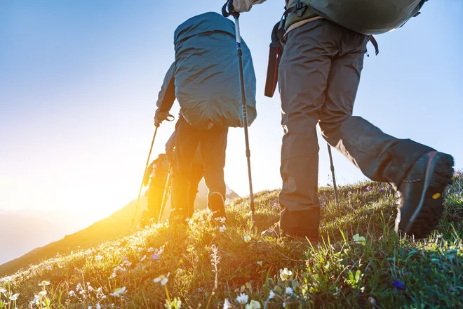 Količino pijače in hrane, ki jo potrebujemo na pohodniški turi, določajo dolžina izleta, temperatura okolja in individualne potrebe.  FOTO: Shutterstock