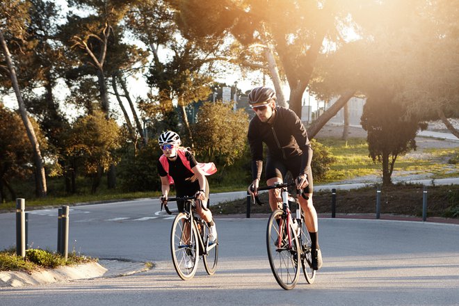 Če se znajdete v skupini moških kolesarjev, izkoristite njihovo zavetrje in uživajte z vetrom v laseh pri hitrostih, pri katerih same nikoli ne bi kolesarile. FOTO: Shutterstock
