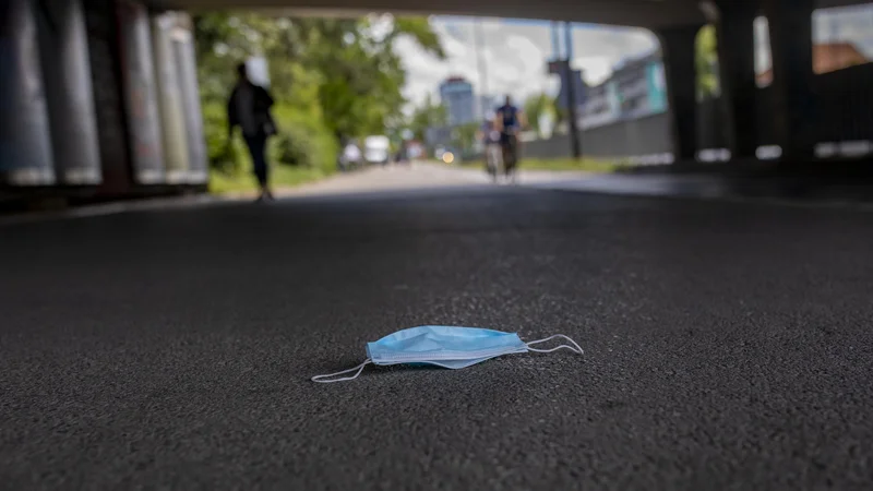 Fotografija: Ljudje protestirajo proti oblasti, ker zavaja, ker manipulira. FOTO: Voranc Vogel