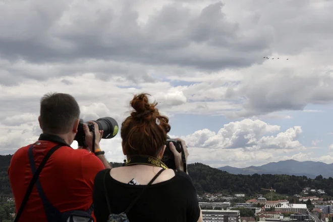 V zahvalo sodelujočim v boju proti epidemiji bodo nad Slovenijo poleteli vojaški lovci. FOTO: Voranc Vogel/Delo