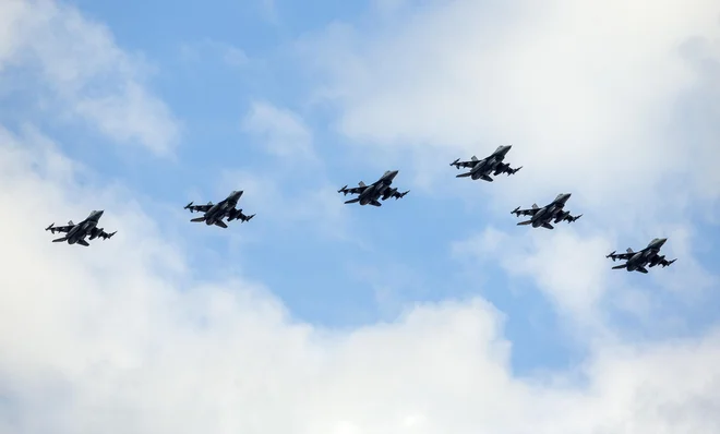 Prelet letal F16 v znamenje konca epidemije. FOTO: Matej Družnik/Delo