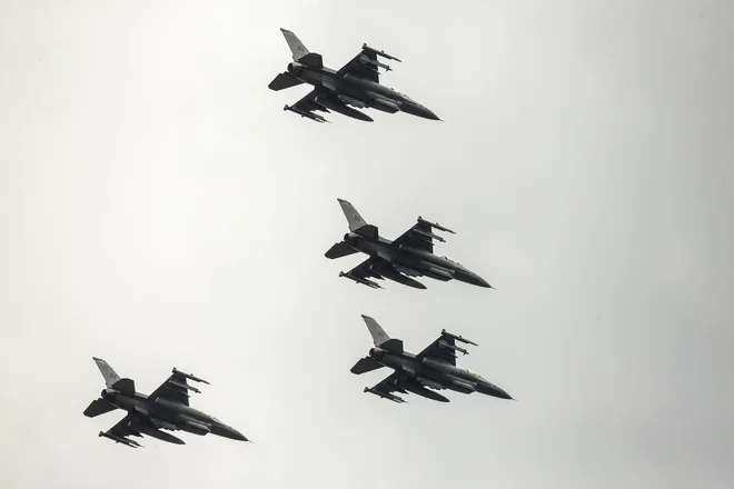Prelet letal F16 v znamenje konca epidemije. FOTO: Matej Družnik/Delo