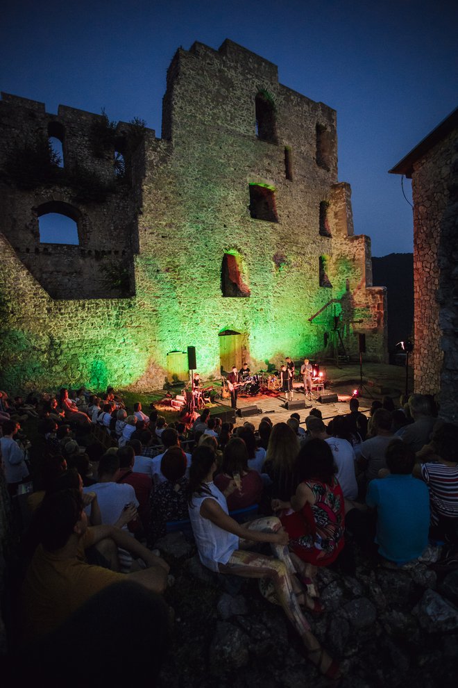 Na malem odru celjskega Starega gradu je lani v okviru festivala <em>Celjski grad</em> nastopila Katalena. FOTO: Rok Mlinar