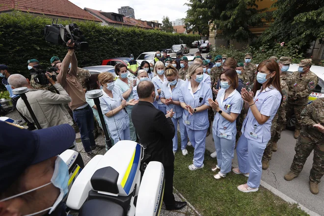 Pripadniki 15. polka vojaškega letalstva Slovenske vojske in 31. lovskega polka Vojnega letalstva ZDA so ob koncu epidemije covida-19 opravili skupen prelet nad Slovenijo. V tem času so patrulje policije v neposredni bližini bolnišnic prižgale modre luči. Pred infekcijsko kliniko so se zbrali policisti, vojaki, medicinsko osebje in civilna zaščita. FOTO: Leon Vidic/Delo