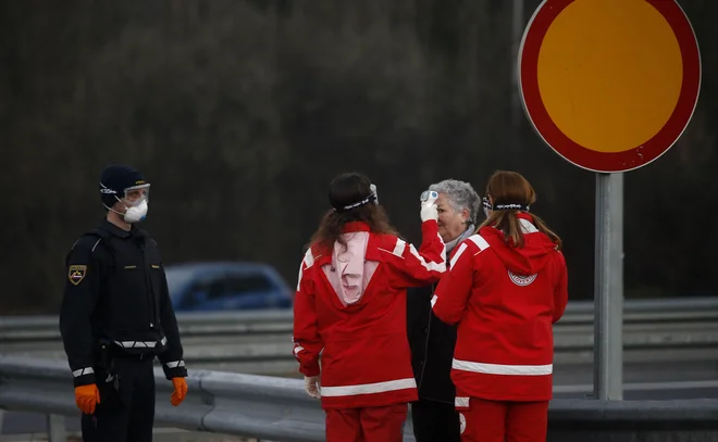 V obmejnem pasu upajo, da bodo zaščitni ukrepi na nekdanjih mejnih prehodih s sosednjo državo čim prej postali preteklost.<br />
FOTO: Blaž Samec/Delo