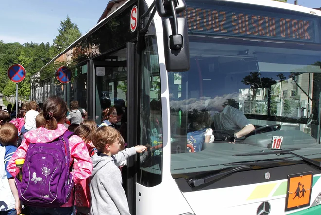 V 50-sedežnem avtobusu se po priporočilih NIJZ lahko pelje 14 otrok, zato ravnatelji opozarjajo, da dosledno upoštevanje priporočil ni možno. NIJZ pri tem ne namerava popustiti. (Fotografija je simbolična.) FOTO: Ljubo Vukelič