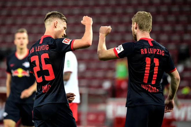 Takole sta se veselila zmage Leipziga njegova aduta Dani Olmo in Timo Werner. FOTO: Reuters