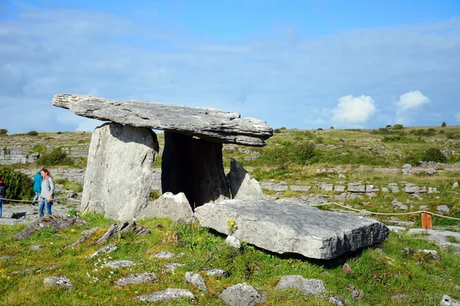 Dolmen Poulnabrone je menda ena od najpogosteje fotografiranih znamenitosti. FOTO: Shutterstock