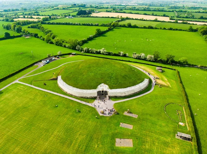 Grobnica Newgrange, starejša od egipčanskih piramid. FOTO: Shutterstock