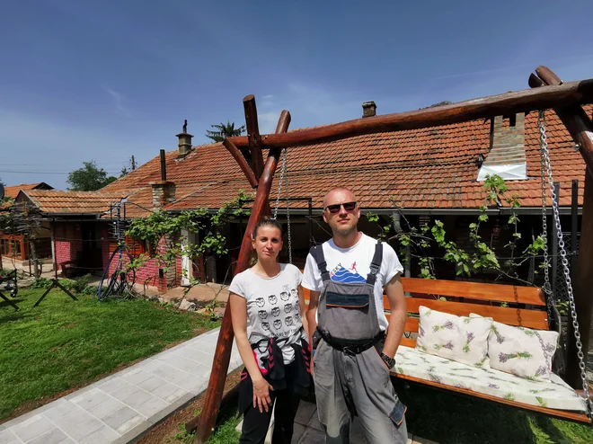 V vasi Rtanj pod istoimensko goro je na voljo 120 turističnih postelj v nekdanjih rudarskih hišah in sodoben hotel. Na fotografiji zakonca Radivojević, ki oddajata hišo tik ob izviru menda zdravilne energije. FOTO: Milena Zupanič