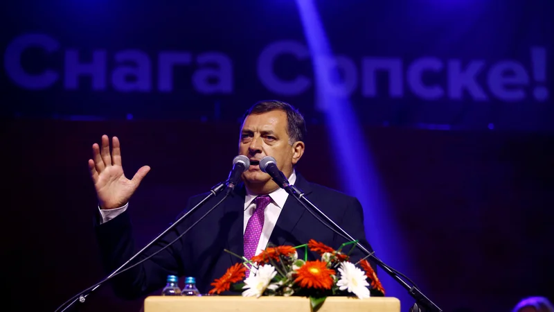 Fotografija: Čeprav gospodarstvo v Republiki srbski krvavo potrebuje finančno injekcijo, spor ustreza tudi članu predsedstva BiH Miloradu Dodiku, ker lahko še naprej dokazuje, da je BiH nestabilna in nedelujoča umetna državna tvorba. Foto Reuters