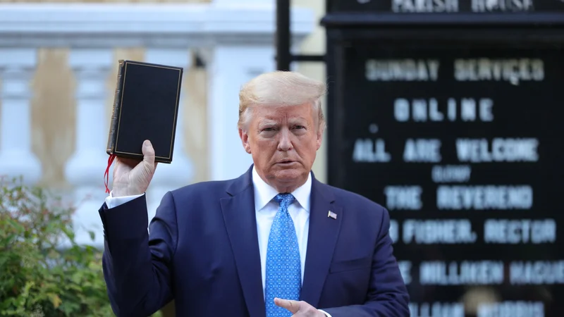 Fotografija: Ameriški predsednik Donald Trump z Biblijo v roki po razganjanju protestnikov pred Belo hišo. FOTO: Tom Brenner/Reuters