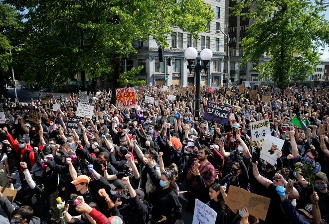 Tisoči protestnikov v Minneapolisu. FOTO: Lindsey Wasson/Reuters
