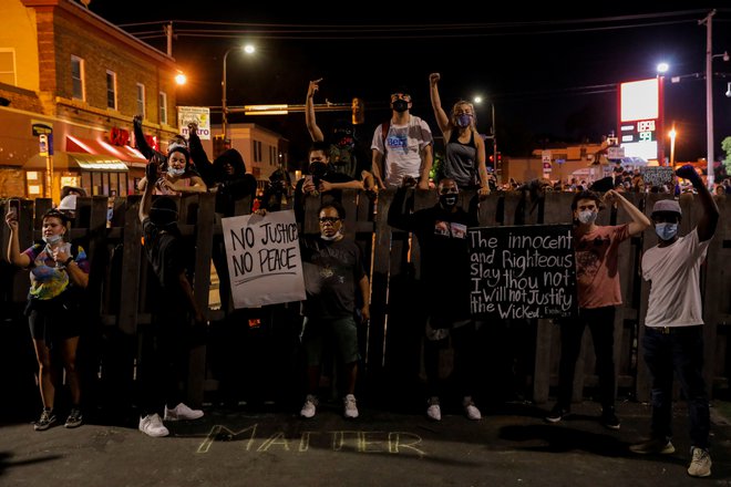 Tudi sinoči je bilo v ZDA med policijio in protestniki precej spopadov, ki se vrstijo po smrti Gerogea Floyda. FOTO: Reuters