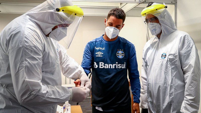 Fotografija: Tudi v Braziliji, kjer je pandemija na vrhuncu, poskušajo čim prej oživiti nogometna tekmovanja in redno testirajo klube. FOTO: AFP